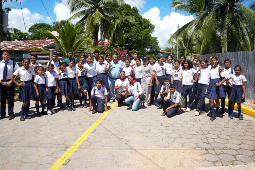Familias del barrio Moravo cuentan con nuevas calles adoquinadas en Bilwi