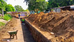 Obras de drenaje pluvial y alcantarillado sanitario avanzan un 40 % en el barrio 30 de Mayo