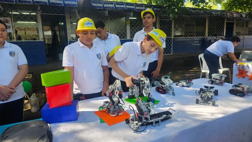 Estudiantes de Educación Especial demuestran su talento en la robótica