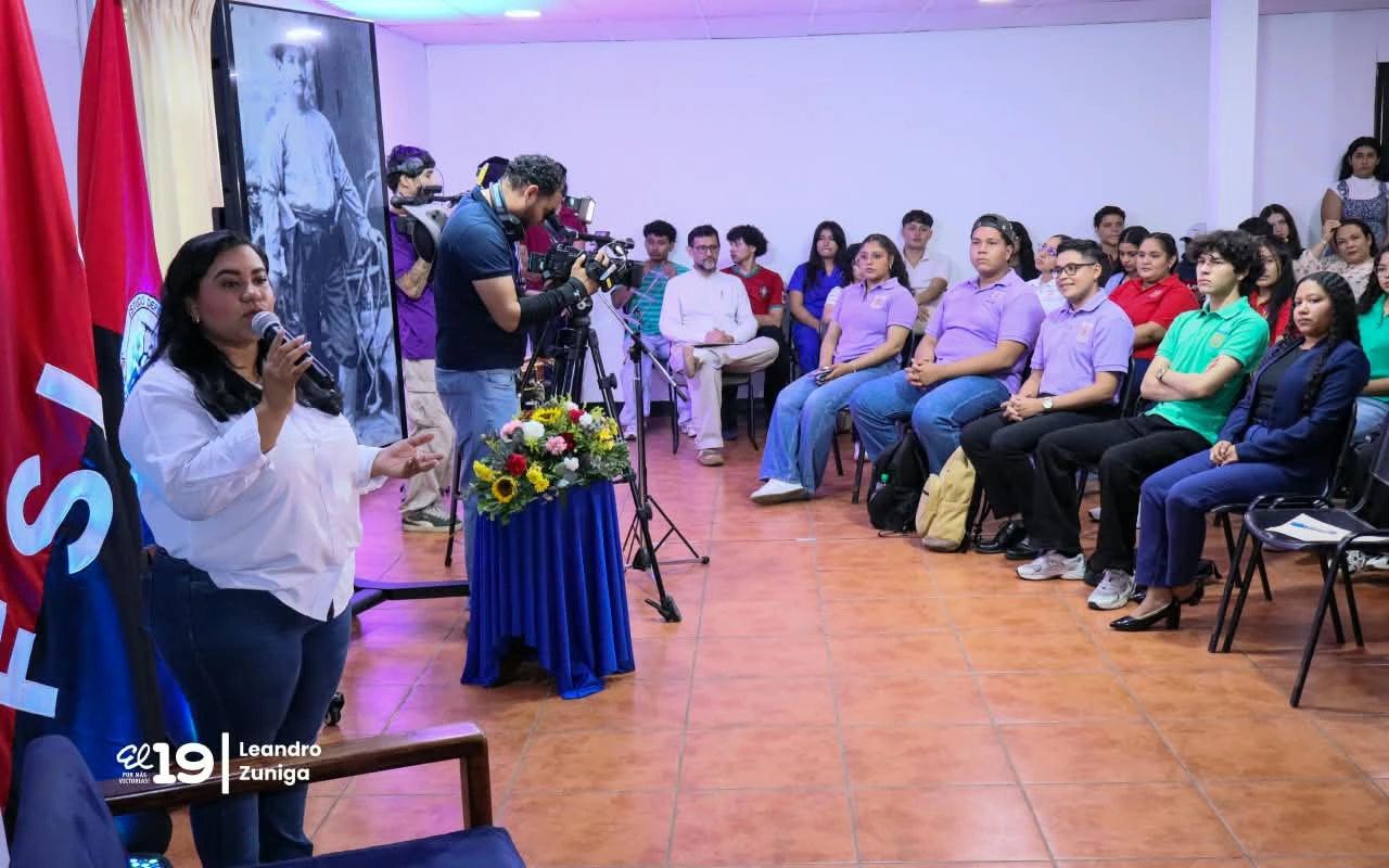 Estudiantes universitarios participan en conversatorio sobre el legado de Benjamín Zeledón