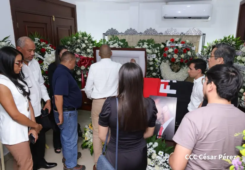 Familiares, amigos y delegados de la Presidencia despiden al poeta David McField Richards4